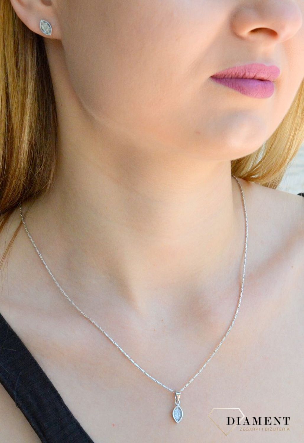 Srebrny łańcuszek 925 o ozdobnym splocie 1mm DIA-LAN-6022-925 1mm. Klasyczny i uniwersalny łańcuszek o ozdobnym splocie, wykonany ze srebra próby 925. Łańcuszki to uniwersalne dodatki, które sprawdzają się na każdą okazję i .jpg